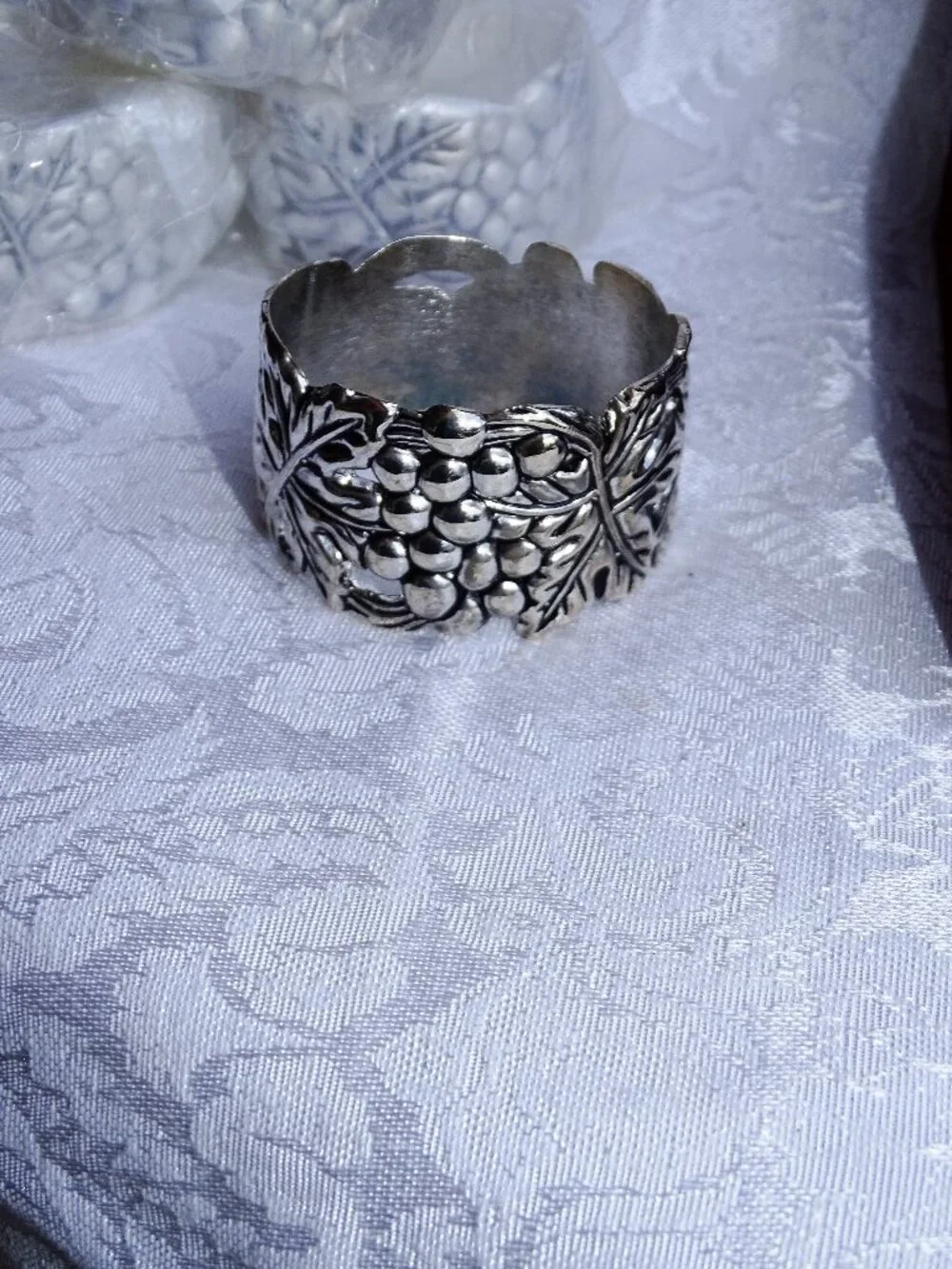 Godinger Silver Treasures Grape Pattern Napkin Rings Set of 4 New